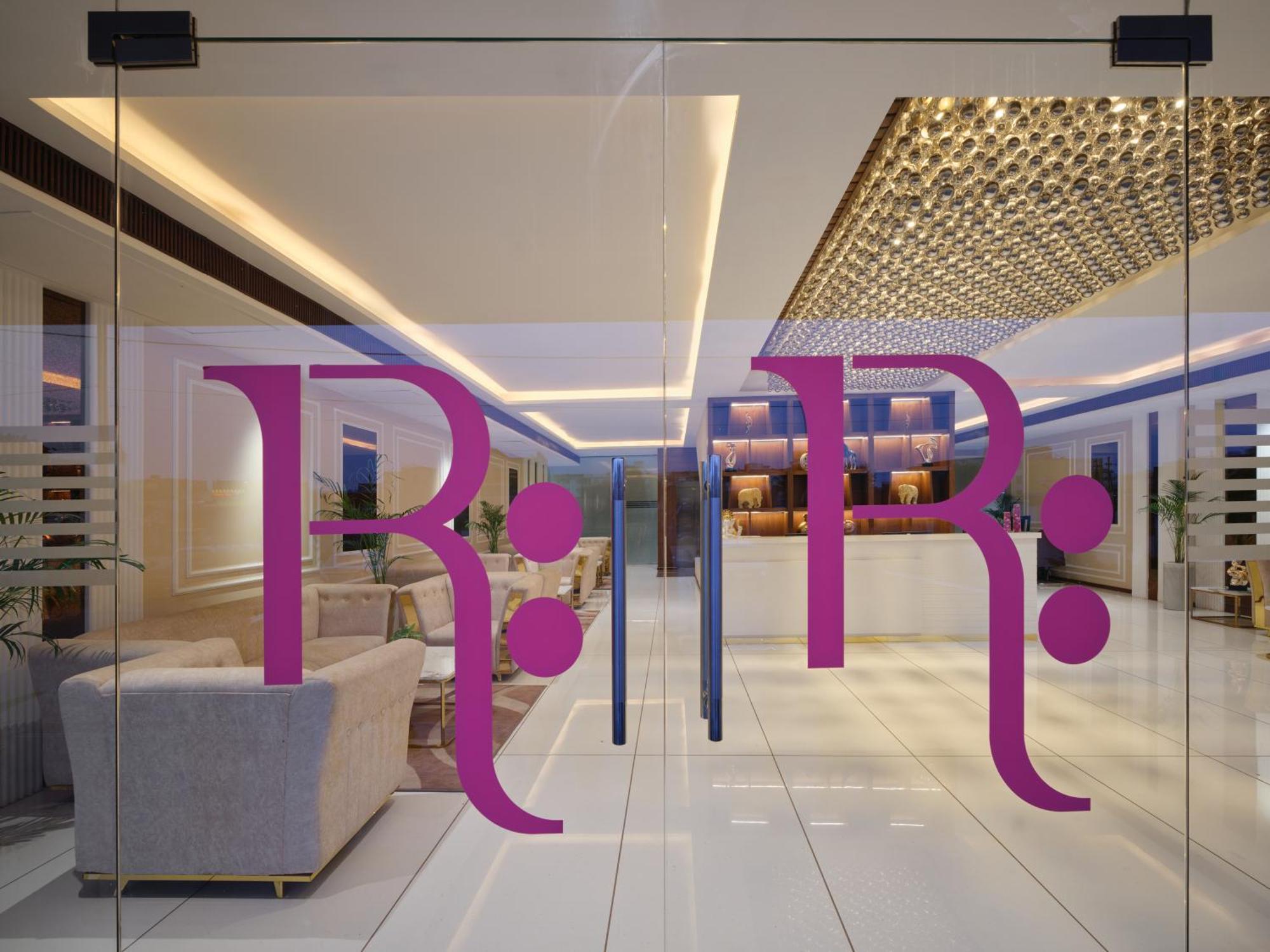 Regenta Place กวาลิออร์ ภายนอก รูปภาพ